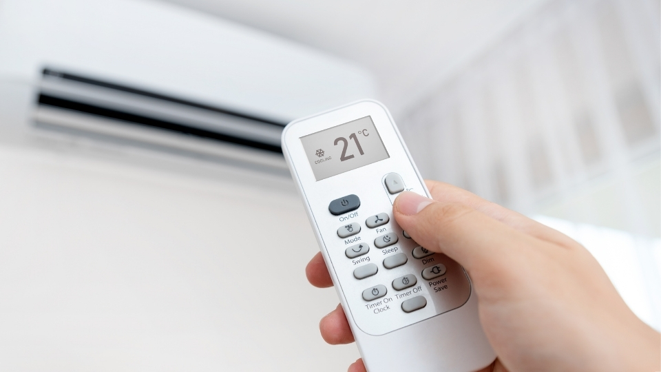 Aire acondicionado en uso durante el verano, con precauciones para evitar problemas en la salud respiratoria como sequedad, irritación y alergias.