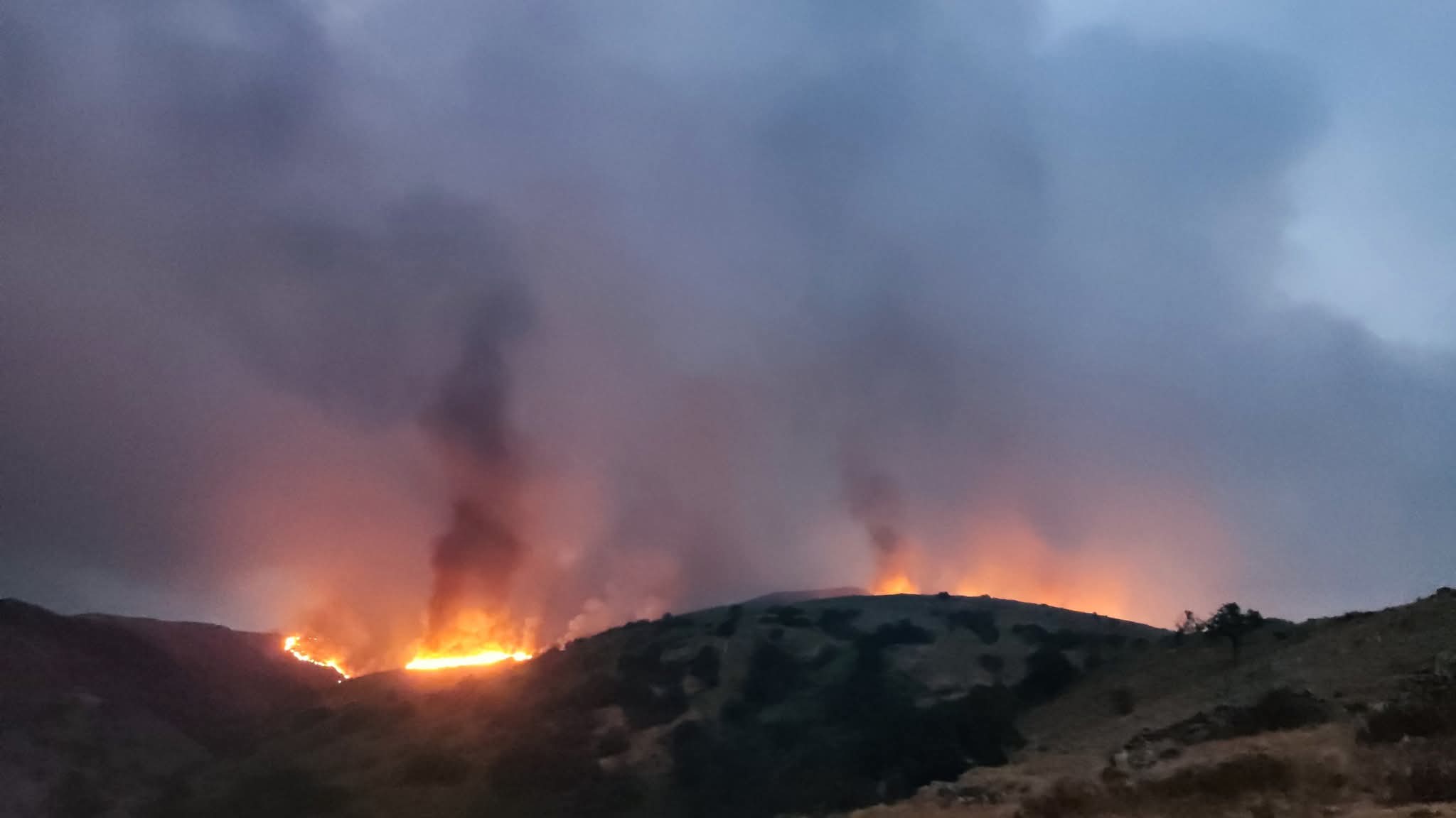 Nube de humo causada por uno de los grandes incendios forestales del verano de 2025 en España, afectando la calidad del aire y la visibilidad en la zona
